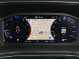 【Digital Cockpit Pro】基本の速度計とタコメーターの表示に加え、中央にドライビングデータやマップなどを少ない視線移動で視認できます。