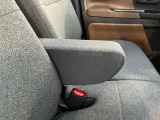 運転席にはアームレストが付いてます。