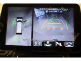 パノラミックビューモニター付きです。車両を上から見たような映像をディスプレイ画面上に表示。運転席からの目視だけでは見にくい、車両周辺の状況をリアルタイムでしっかり確認できます。
