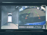 後方映像に加えて車両周囲の表示も確認でき、駐車時の位置把握をサポートします。ガイド線が画面に表示されるため、後退時に周囲との距離を確認しやすく、駐車操作を助けてくれる便利な装備です。
