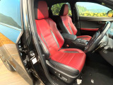 【専用スポーツシート】ホールド性に優れ、カーブ時の体が流れを抑制してくれます。また、体にフィットするから腰や背中が疲れにくく、ロングドライブや高速走行でも快適にお過ごしいただけます♪