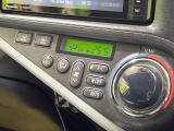 【オートエアコン】一度お好みの温度に設定すれば、車内の温度を検知し風量や温度を自動で調整。暑い&hellip;寒い&hellip;と何度もスイッチ操作をする必要はありません。快適な車内空間には必須の機能ですね♪
