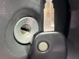 【キーレス】少し離れた場所からでもボタン一つでドアの開錠・施錠ができるのでとっても便利!ドアの鍵穴周りに傷をつけることもありません♪