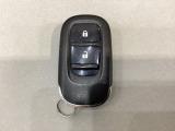 スマートキーを装備しています。鍵を差し込むことなくドアロックの開け閉めと、スタートボタン操作でのエンジンスタートができます。