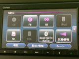 FMやAM、CD、Bluetooth Audioなどの選択肢が画面に並び、聴きたい音源を選びやすい構成です。交通情報や電話の項目も確認できます。