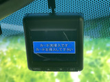 カードの挿入状況を画面で確認できる表示部を備えています。必要な案内が文字で表示されるため、機器の状態を把握する際に役立ちます。運転前の確認をサポートする装備としてご利用いただけます。