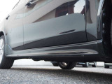 純正のサイドスポイラー搭載!純正だからこそ、車高尾は低すぎず、全体的にまとまった車高となっております!!