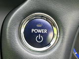 電源スイッチは文字とマークが大きく表示され、機能を視認しやすい仕様です。乗車後の始動操作で確認しやすく、日常的に使うスイッチとして扱いやすい位置にあります。