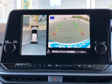 車両周辺と後方の映像を画面で確認でき、駐車時など周囲を把握したい場面で心強い装備です。画面内のガイド表示も目安にでき、車庫入れや切り返しの際に活用できます。