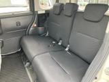 後席は横に広がるベンチシートで、隣の方との距離も取りやすいレイアウトです。窓から外の景色を楽しめる明るい空間に、落ち着いた色合いのシートが調和し、ご家族や同乗者との移動にも使いやすい室内です。