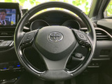 手元で扱えるスイッチ類を備え、運転姿勢を保ちながら必要な操作へアクセスしやすい構成です。メーターや周囲の装備も見渡せる位置にあり、日常の運転を支えます。