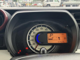 速度計と中央の表示部がまとまり、走行に必要な情報を運転席から確認しやすいレイアウトです。表示部にはシフト位置や燃料計などが見え、日々の運転中に車両情報を把握するのに役立ちます。