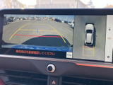 周囲の映像と車両位置の表示を同時に確認でき、駐車時の周辺把握を助けます。ガイド線も画面に表示されるため、駐車枠や障害物との距離感をつかみやすく、狭い場所での取り回しにも心強い装備です。