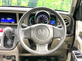 インテリアに合わせたデザインのステアリングは、運転される方のことも考え、運転しやすい形状、大きさです。是非一度、実際に触ってお確かめください。