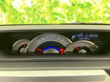 運転席から目に入りやすい位置に表示がまとまり、走行中も必要な情報を確認しやすい配置です。速度や燃料などを見分けやすく、日常の移動時にも視線を大きく外さず把握できます。