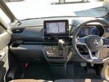 運転席まわりにはメーターや画面、各種スイッチがまとまり、前方を見ながら必要な情報を確認しやすい配置です。助手席側にも広がりがあり、前席で過ごす際の見通しにも配慮されています。