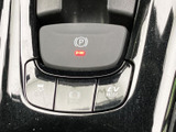 パーキングブレーキやブレーキホールドなどのスイッチが並び、停車時に必要な操作を手元で行えます。走行前後の切り替えも確認しやすく、日常の運転をサポートします。