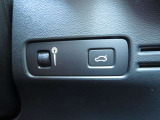 運転席に座っていながらテールゲートをオープンさせることができます。
