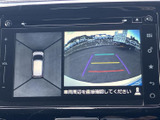 後方の映像と車両周辺を示す表示を確認でき、駐車時や後退時の安全確認をサポートします。画面上の目安を見ながら周囲を確かめられるため、狭い場所での取り回しにも便利です。