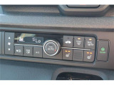 オートエアコンです。簡単操作で車内温度をコントロールします。シートヒーターも付いてます!
