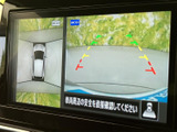 後方の映像に加えて車両周辺を上から見た表示も確認でき、駐車時の周囲確認をサポートします。画面のガイド表示も目安にでき、狭い場所での駐車に役立つ装備です。