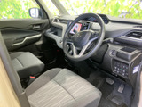 前席の様子を見渡しやすく、運転席まわりとの距離感も自然な空間です。座面にはゆとりがあり、同乗される方にも落ち着いて過ごしていただけます。
