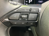 手元には方向キーや音量調整、電話に関するボタンなどを配置。運転姿勢を大きく変えずに各種機能へアクセスしやすく、日々の移動中も手元で操作をまとめやすい装備です。