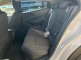 後席には並んで座れるシートとヘッドレストが備わり、同乗者にも落ち着いた空間を提供します。窓からの光が届き、座席まわりの様子も確認しやすい室内です。