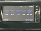 目的地や情報、電話などのメニューを画面から選べるナビゲーションです。タッチ操作と本体側のダイヤルを備え、設定や音量調整などを行う際にも扱いやすい構成です。