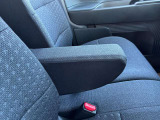 運転席にはアームレストが付いてます。