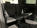 後方のシートにもヘッドレストとシートベルトが備わり、乗員それぞれが落ち着いて座れる空間です。窓から外を確認でき、黒を基調とした室内は後席まで統一感のある雰囲気にまとまっています。