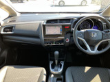 前方から後席まで見渡せる室内で、運転席まわりの見通しや各席の配置を把握しやすい構成です。中央の画面やメーターも目に入りやすく、乗る方それぞれが落ち着ける空間です。