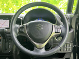 手元に複数のスイッチを備えたステアリングで、運転姿勢を大きく変えずに機能を使いやすい配置です。握りやすい形状で、毎日の運転をサポートしてくれます。