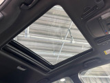 【大型サンルーフ】車内の解放感が一気に上がる大型のパノラマルーフ!季節を問わず開放的で快適なドライブをお楽しみいただけます。流通量も少なく希少価値の高い人気の装備です♪