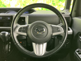 手元に複数のスイッチがまとまり、運転姿勢を保ちながら各種機能を扱いやすい構成です。周囲の表示や操作部との位置関係も見渡しやすく、毎日の運転を支える実用的な装備です。
