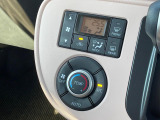 【オートエアコン】一度お好みの温度に設定すれば、車内の温度を検知し風量や温度を自動で調整。暑い&hellip;寒い&hellip;と何度もスイッチ操作をする必要はありません。快適な車内空間には必須の機能ですね♪