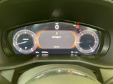 速度や燃料残量などの情報を運転席から確認しやすい表示です。複数のメーターと中央画面で必要な情報を把握しやすく、日々の運転を支える装備となっています。