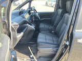 運転に必要な情報を視認しやすい配置。操作性にも優れており、直感的に操作できます。快適なドライビングをサポートする空間です。