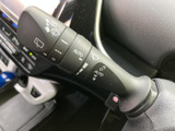 レバー上にワイパー操作の表示がまとめられ、各設定を見分けやすい配置です。運転席から手元で表示を確認しながら扱えるため、雨天時にも操作箇所を探しにくい設計です。