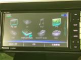 FM・AMやテレビ、USBなど、選択できる音楽・映像ソースが画面に並びます。使いたい項目を一覧から選びやすく、普段の音楽再生や停車時の利用にも便利です。