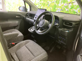 運転席と助手席は、落ち着いた色合いのファブリックでまとめられています。前方の視界が広く、運転席まわりから助手席まで見渡しやすい空間で、毎日の移動にもなじみます。