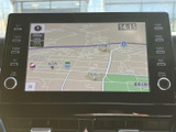 現在地周辺の道路や施設を地図上で確認でき、目的地までの道順を把握する際に便利です。画面内に縮尺や時刻も表示されるため、ドライブ中の行き先確認やルート選びをサポートしてくれます。
