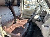 ブラウン系のシートと明るい色調の室内が、落ち着いた雰囲気を演出します。運転席まわりまで見渡しやすく、前席に座る方もゆったり過ごせる空間です。