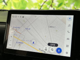 道路や周辺施設を画面上で確認でき、目的地までのルート確認に役立ちます。表示の拡大・縮小や検索などの案内項目も配置され、目的地を探す際にも使いやすいナビ画面です。