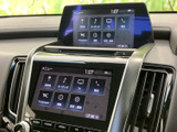 複数のメニューが見やすく表示され、オーディオや電話などの項目を画面から選べます。表示内容を確認しながら、目的に応じて使い分けられる便利な装備です。