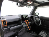 ダイハツのお店では、ダイハツ車を知り尽くしたプロフェッショナルが、専用の診断機器を使って各システムを点検しております。