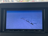 テレビ映像を画面に表示でき、停車中に番組や映像を視聴したい場面で活用できます。画面が見やすい位置にまとまり、目的に応じてナビ画面などと使い分けられる便利な装備です。