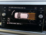 障害物との距離をセンサーで検知するパークディスタンスコントロール。音とディスプレイ表示で駐車時の安心感を高めます。