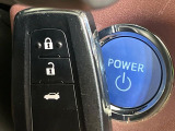 【スマートキー】カバンやポケットに入れたままでもドアの施錠・解錠が可能なスマートキーを装備。エンジンのオン・オフ時もカギを取り出す必要が無いからとっても便利です♪