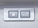 【パワーバックドア】スマートキーや運転席のボタンを押すだけでリアゲートが自動で開閉します!荷物を持っている時や、高い位置にあるバックドアを閉める際に便利な機能です♪